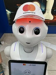 Aéroport_de_Prague_Ruzyně,_Pepper_(robot).jpg